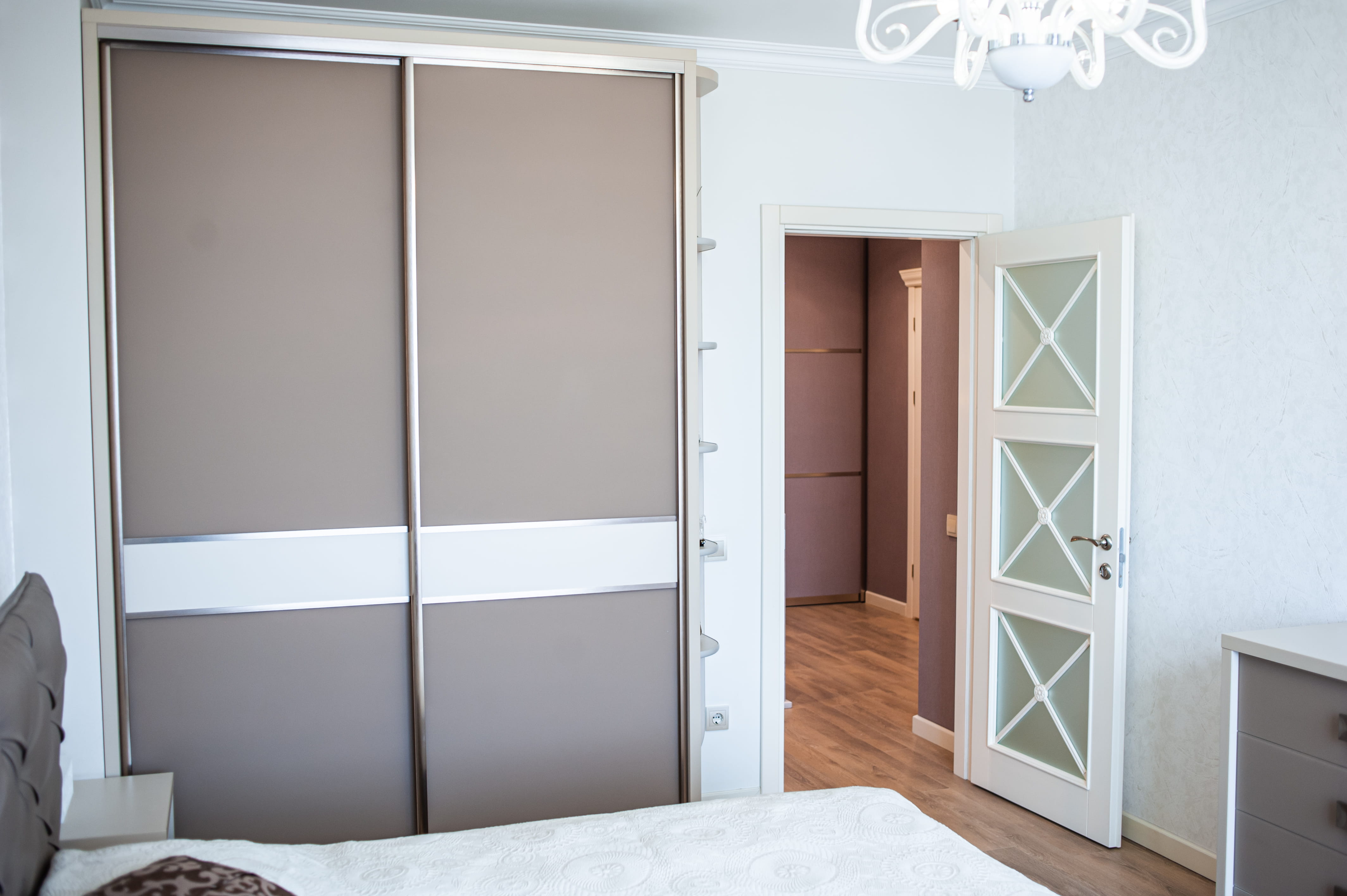 Modern sliding door wardrobe with mirror panels and contemporary design